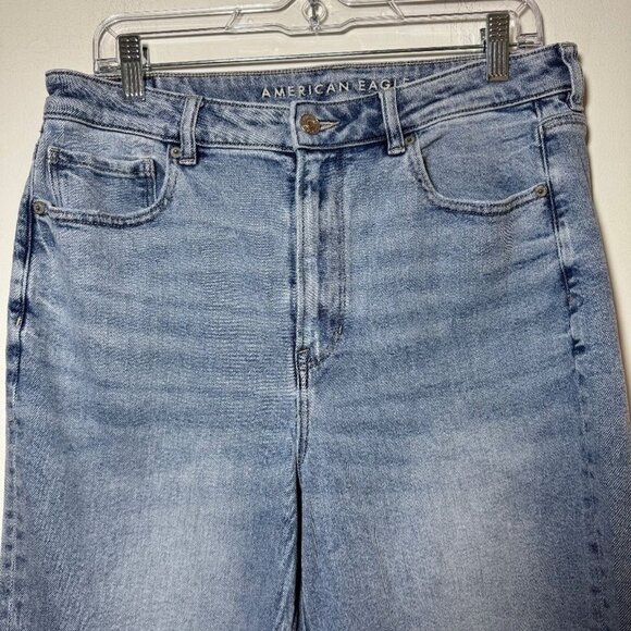 American Eagle High Rise Mom Jeans Straight Leg Light Wash Stretch US 12 Regular - Picture 3 of 13